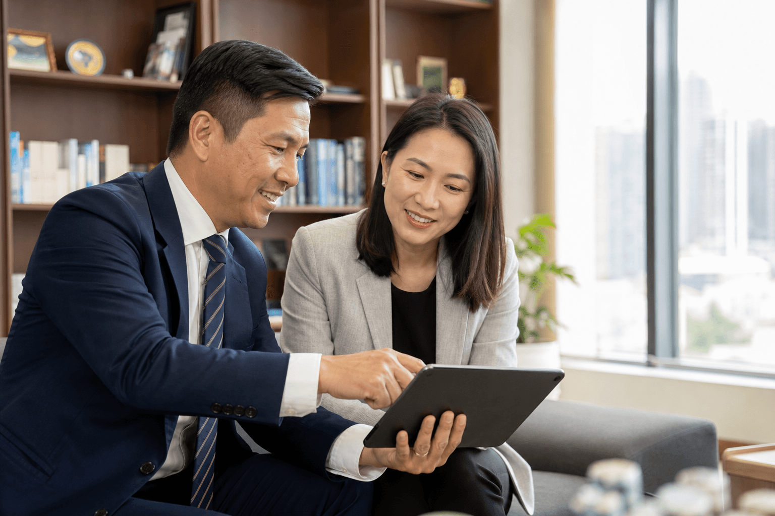 校長與行政主任討論校內 AI 應用方案