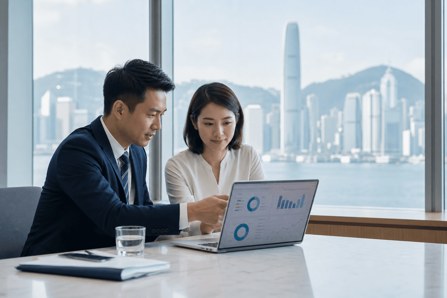 兩位企業管理人員於香港辦公室檢視業務分析儀表板